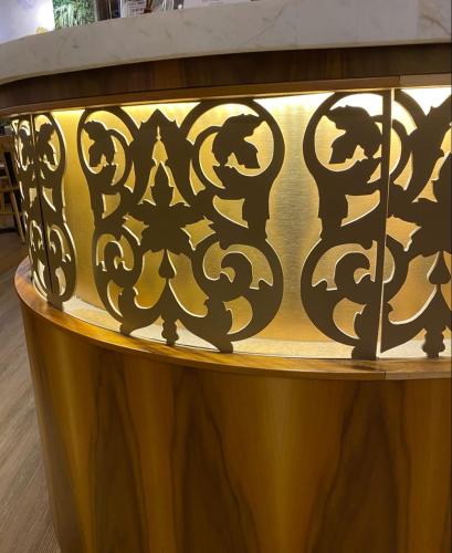 巴兰卡HOTEL G&EMP Rador BARRANCA的一张桌子,上面有金色和黑色铁栏杆