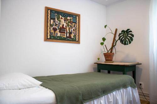 博伦厄Modern countryside apartments的卧室配有一张床,墙上挂着一幅画