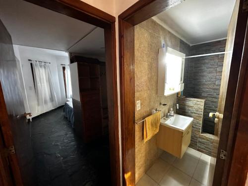 内科切阿Casa hasta 11 personas的一间带水槽和镜子的浴室
