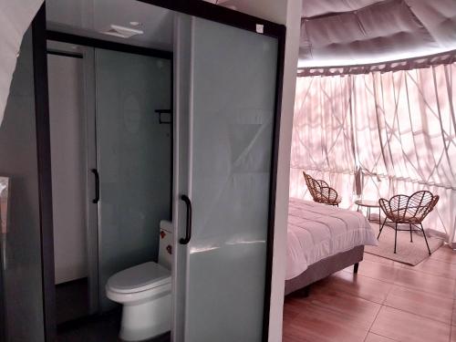 TanquesVida Aventura Ranch的一间带卫生间的浴室和一间带一张床的卧室