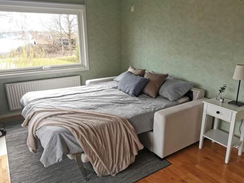 卡尔马Gästhus nära havet的一间卧室设有一张大床和窗户