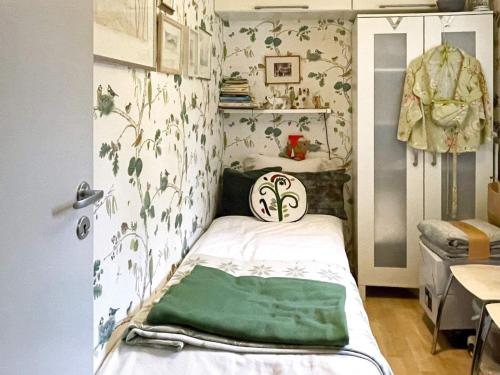 奈舍Holiday home NÄSSJÖ III的小房间,配有一张带绿毯的床