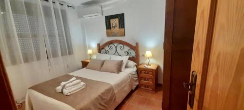 卡索拉VFT Sendero Cerezuelo的一间卧室配有一张床,上面有两条毛巾