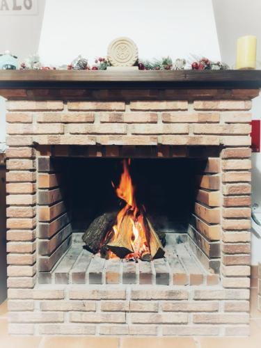 贝瑙卡斯El Jándalo的砖砌壁炉,壁炉里放着火