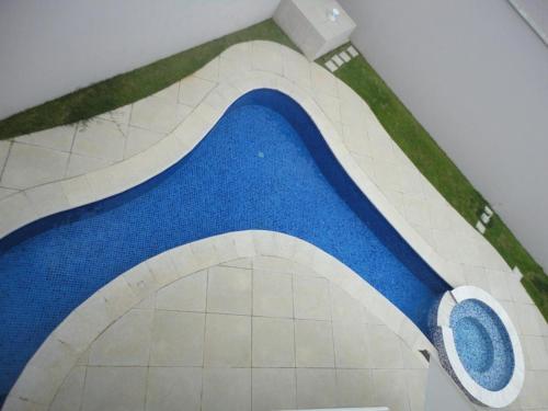 索科罗Casa alto padrão em Socorro的一座建筑物内蓝色地板的游泳池