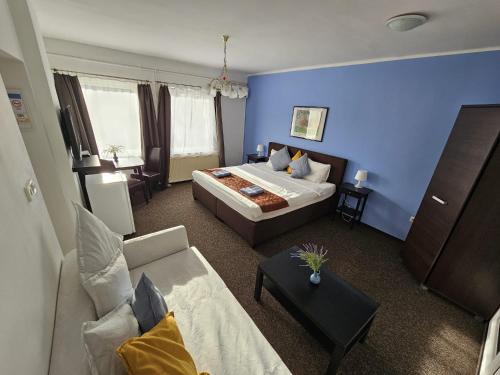 希欧福克Joy Guesthouse的酒店客房,配有床和沙发