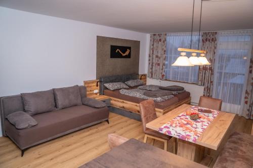 施特罗布尔MountainLOVE的客厅配有沙发和桌子