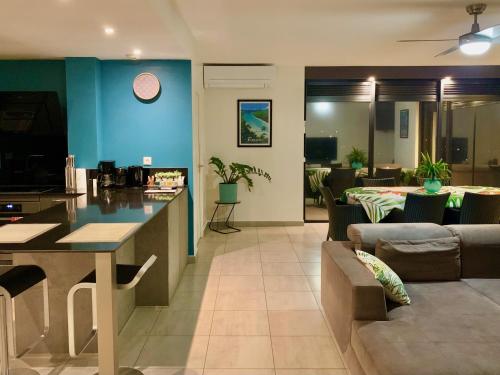 帕皮提Kaili Ocean view luxury 2BR AC throughout Fiber Wifi & Pool的一间带厨房的客厅和一间餐厅