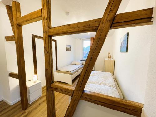 塔内Harzhaus Drei Hexen的一间卧室配有一张带镜子的双层床