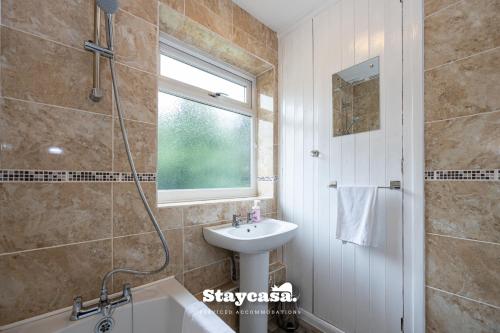 威森肖Bright & Spacious 3 Bedroom Home With Fast Wifi!的带淋浴、盥洗盆和浴缸的浴室