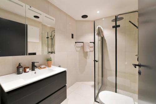 奥勒松West Coast Apartments Aalesund的一间带水槽和淋浴的浴室