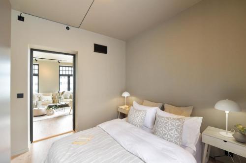 奥勒松West Coast Apartments Aalesund的卧室配有白色的床和大镜子