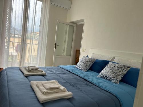 巴勒莫La Casa di Edo的卧室内的一张带毛巾的蓝色床
