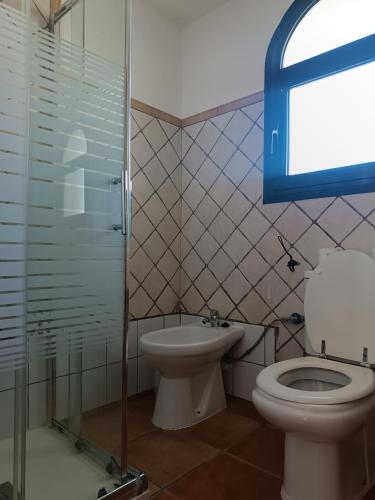 科拉雷侯MOANA SURF HOUSE的浴室配有卫生间、盥洗盆和淋浴。