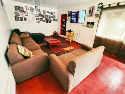 库斯科Hostel Rivendell的客厅配有两张沙发和一张桌子