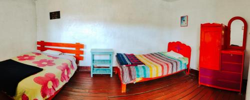 库斯科Hostel Rivendell的一间卧室配有两张床和一张桌子