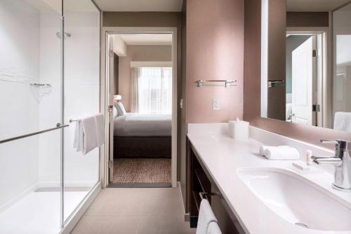 圣卡洛斯圣卡洛斯万豪雷德伍德城酒店的一间带水槽和镜子的浴室以及一张床