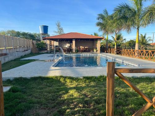 SerrinhaSítio recanto das Palmeiras的庭院内带凉亭的游泳池