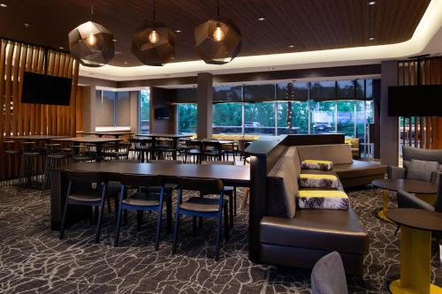 伊丽莎白镇SpringHill Suites by Marriott Elizabethtown的餐厅设有酒吧和桌椅