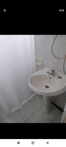 卡梅隆Carmelo的客房内的白色盥洗盆浴室