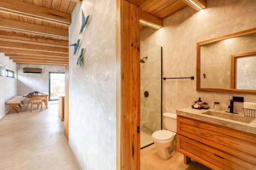 珀拉什奇亚Seabird Luxury Dwellings的带淋浴、卫生间和盥洗盆的浴室
