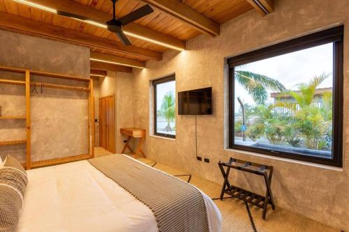 珀拉什奇亚Seabird Luxury Dwellings的一间卧室设有一张床和一个大窗户