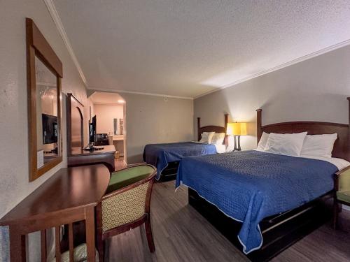 杰克逊维尔Jacksonville Inn的酒店客房配有两张床和一张书桌