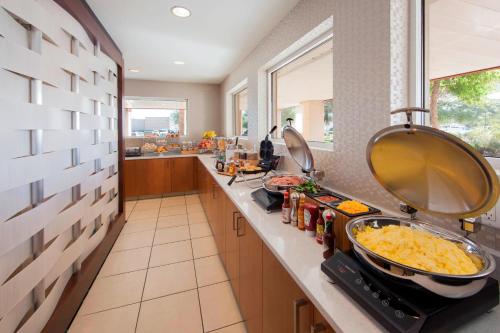 皮奥里亚凤凰城格伦代尔/皮奥里亚春季山丘套房酒店的厨房配有带食物的柜台