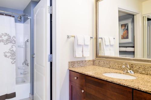 国家海港万豪国家港湾华盛顿地区原住客栈的一间带水槽和镜子的浴室