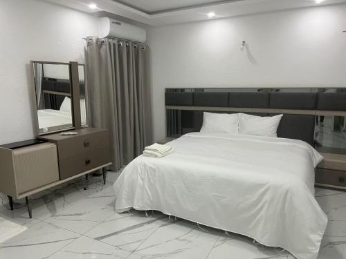 Residence Roume Abidjan Plateau客房内的一张或多张床位