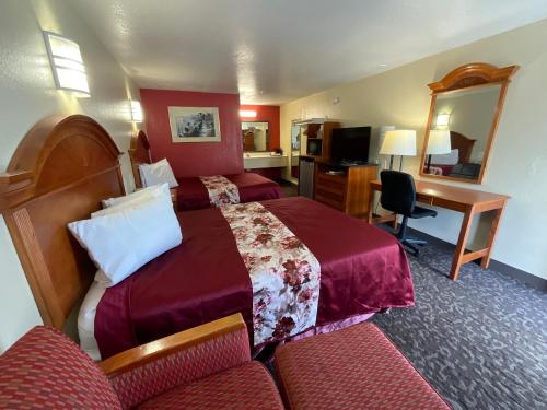 蓬塔戈尔达蓬塔戈尔达骑士旅馆的酒店客房配有两张床和一张书桌