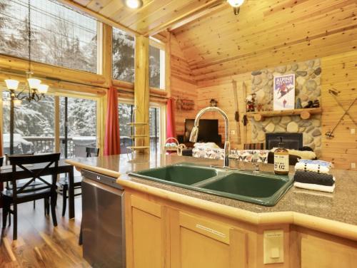 加文门特营Govy Alpine Getaway的小木屋内的厨房配有水槽