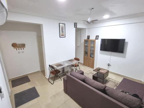Kwabenyan2 bedrooms Apartment, Hillview of Accra的带沙发和平面电视的客厅