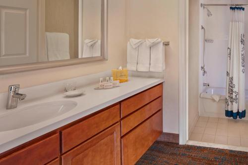 安纳海姆阿纳海姆山/约巴林达原住客栈的浴室配有白色水槽和淋浴。