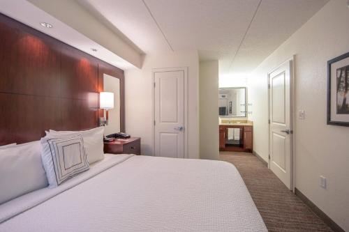 费南迪纳比奇艾米丽亚岛万豪原住客栈的一间酒店客房 - 带一张床和一间浴室