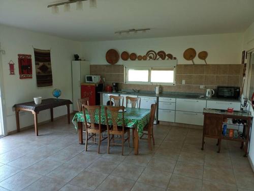 ToayHermosa casa de campo y bosques的厨房配有桌子和桌椅