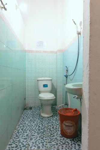 广义Nhà nghỉ Bình Yên - Miễn phí khăn lạnh, nước suối. Giá chỉ 40k/1h đầu (giờ sau +10k)的一间带卫生间和水槽的浴室
