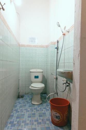 广义Nhà nghỉ Bình Yên - Miễn phí khăn lạnh, nước suối. Giá chỉ 40k/1h đầu (giờ sau +10k)的一间带卫生间和水槽的浴室