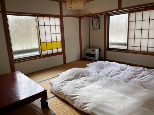 麦森迪笹川酒店客房内的一张或多张床位