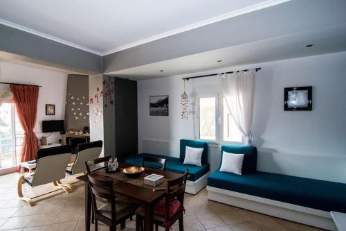 ParánimfoiAmazing Beachside Apartment With Panoramic Seaview的客厅配有蓝色的沙发和桌子