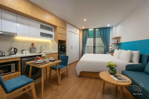 河内Westlake Pearl Apartment & Hotel - By Pegasy Group的酒店客房带一张床和一个厨房