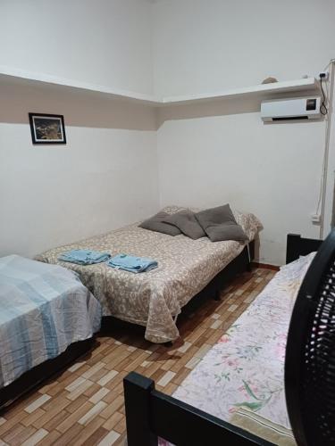 里约热内卢Quarto Suite na Gavea的一间卧室,配有两张床
