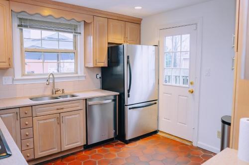 华盛顿Sheppard的厨房配有冰箱和水槽