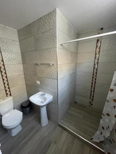 普拉亚斯Casa Halley #6 con vista al mar的浴室配有卫生间、盥洗盆和淋浴。