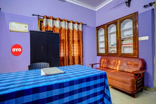 柴瑞海滩OYO Flagship Paradise villa的客房设有床、椅子和窗户。