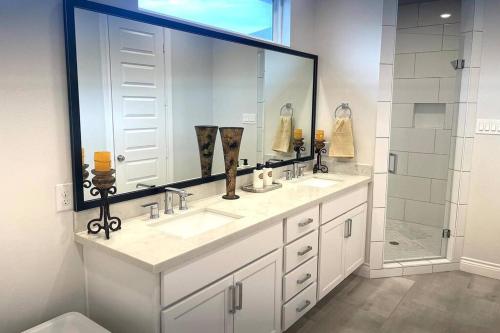 休斯顿Townhouse in Houston的一间带两个盥洗盆和大镜子的浴室