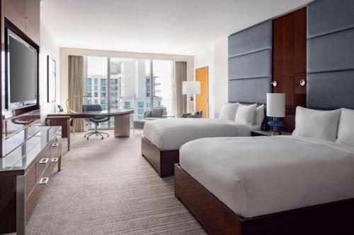 迈阿密迈阿密马奎斯JW万豪酒店的酒店客房配有两张床和一张书桌