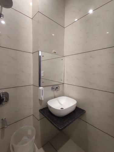 ShamshiKnights Inn的浴室配有白色水槽和卫生间。