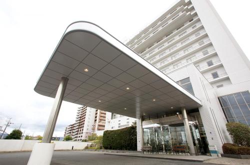 泉佐野關西機場美景花園飯店的一座大型建筑,设有大型玻璃屋顶