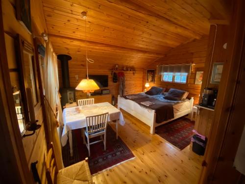 穆尔舍Timrad stuga i kanten av skogen med SPA möjlighet的卧室配有一张床和一张桌子